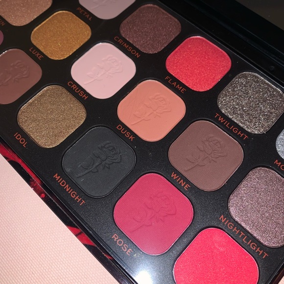 🆕🌹 ‘Midnight Rose’ Eyeshadow Palette - Halloween - Makeup Revolution - NEW - Picture 7 of 8